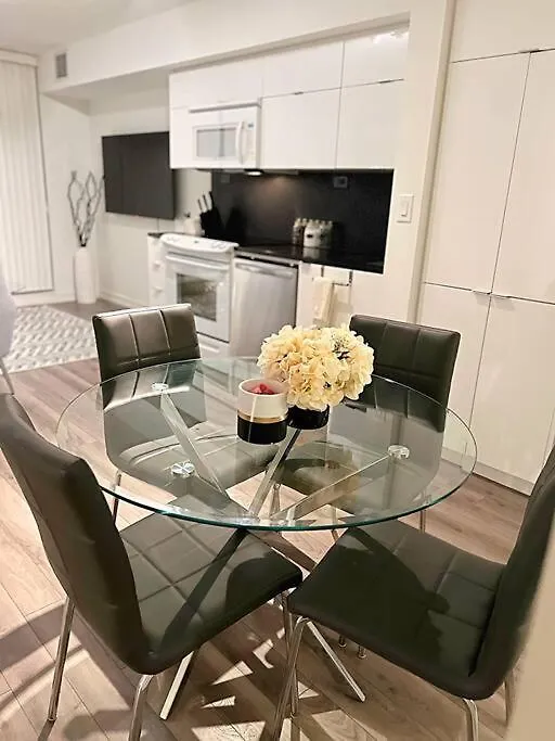 Modern Condos By Cn Tower With Parking Toronto