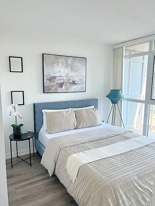 Modern Condos By Cn Tower With Parking Toronto Kanada